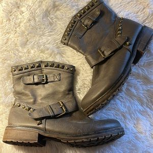 ♥️$5 FINAL PRICE Breckelle's taupe short boots  with gold studs faux leather 8